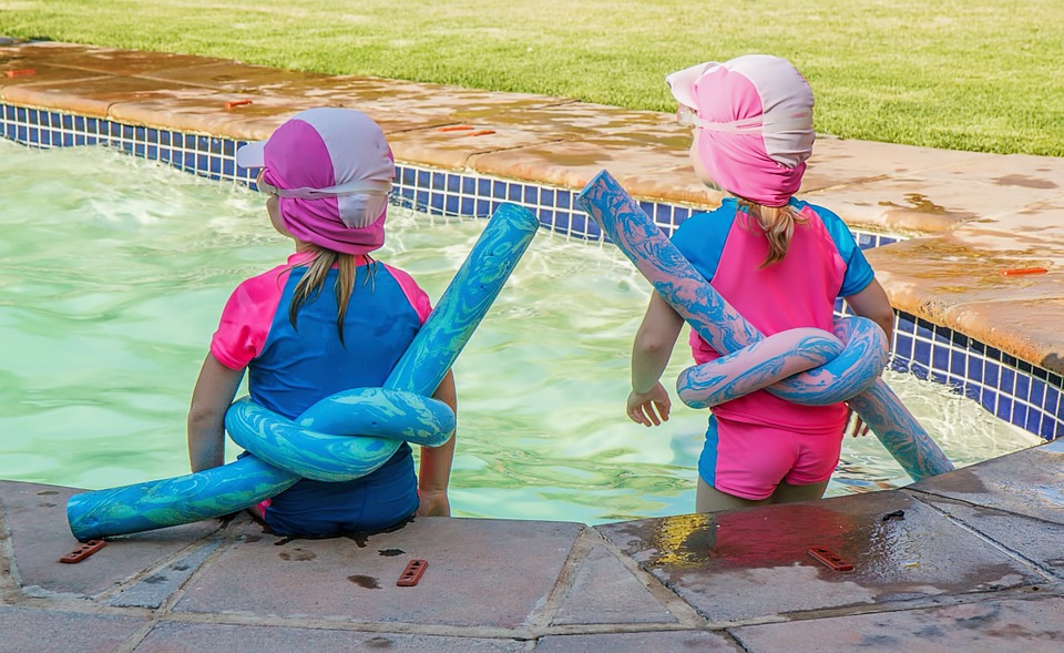 Nageurs avec frites de piscine