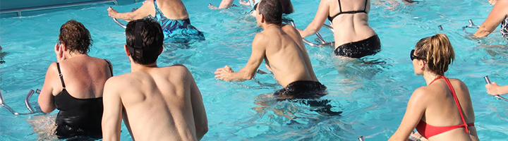 Séance collective d'aquabike en piscine