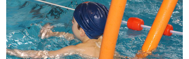 Accessoires piscine en mousse: attention aux articles toxiques