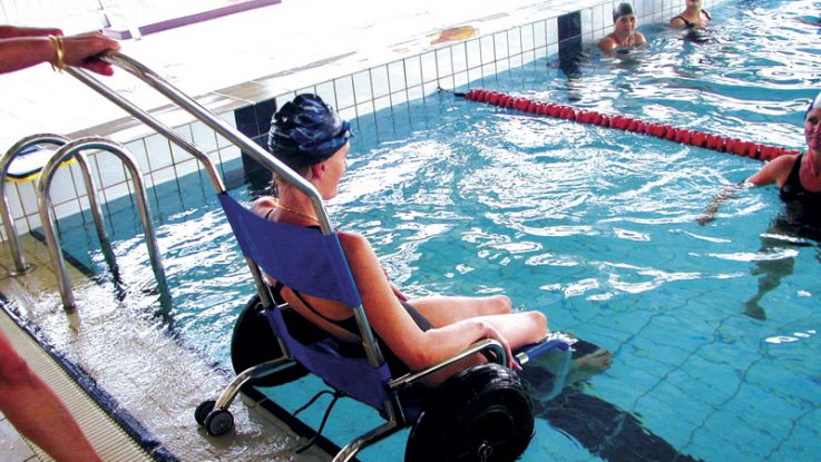Fauteuil piscine pour personne à mobilité réduite